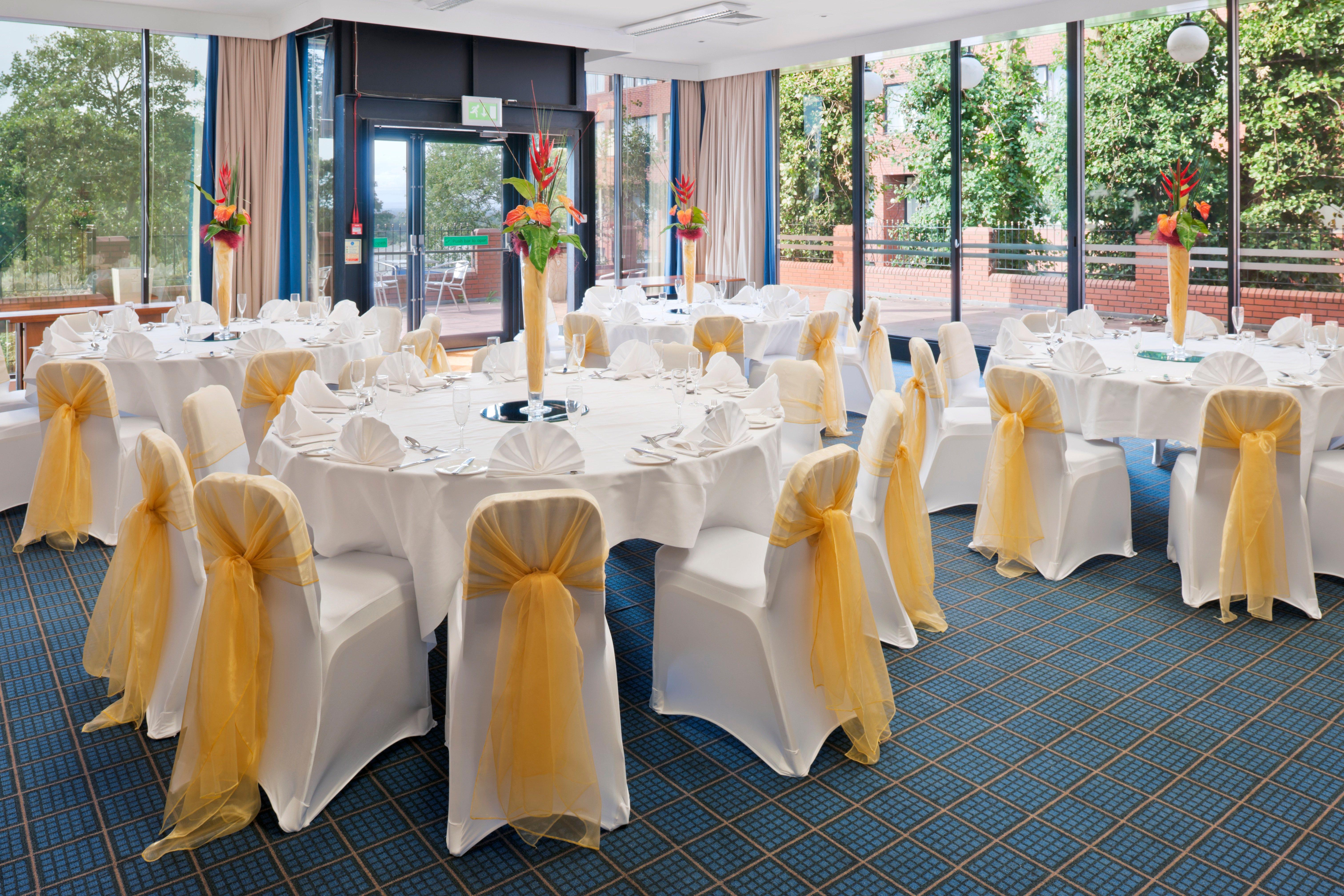 Holiday Inn Runcorn M56 Junction 12 By Ihg Екстериор снимка